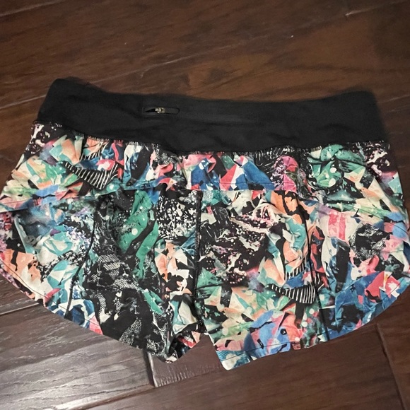 Lululemon speed up short 2.5’ inseam 
color: multi with black waistband 
size:8 - Picture 2 of 4